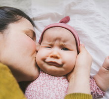 Skoki rozwojowe w pierwszym roku życia dziecka: czymś się charakteryzują? Co robić, aby wspierać niemowlę?