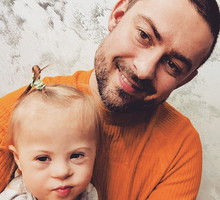 Bartek Królik z córką Jagodą