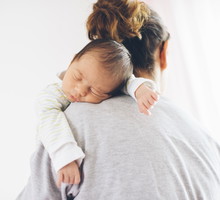 Sen niemowlaka: jak radzić sobie z płtykim snem u dziecka?