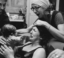 Niezwykłe zdjęcia matek wspierających córki podczas porodu