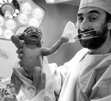 Noworodek ściągnął lekarzowi maseczkę