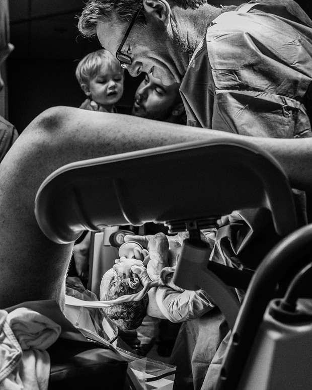 Najlepsze zdjęcia porodowe 2020: BEST IN DELIVERY - Alexandria Mooney of Alexandria Mooney Photography Unmasking The Many Layers Of Birth, Stany Zjednoczone