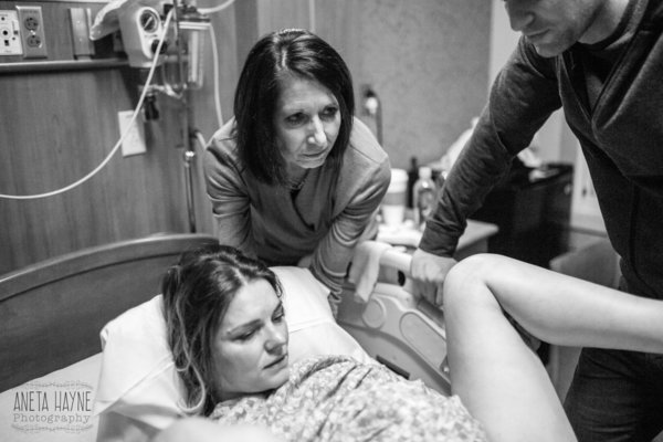 Niezwykłe zdjęcia matek wspierających córki podczas porodu