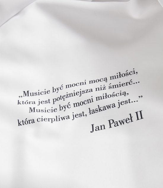 suknia ślubna z okazji 100. rocznicy urodzin Jana Pawła II projektu Karoliny Seeger