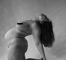 Ashley Graham nago. Ciążowe zdjęcie modelki wywołało poruszenie