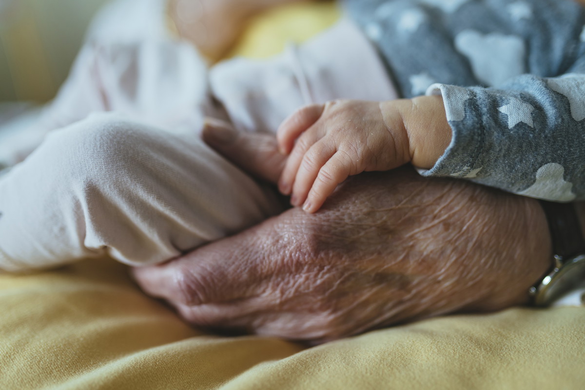 Seniorzy będą tulić noworodki: co to za akcja?