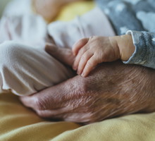 Seniorzy będą tulić noworodki: co to za akcja?