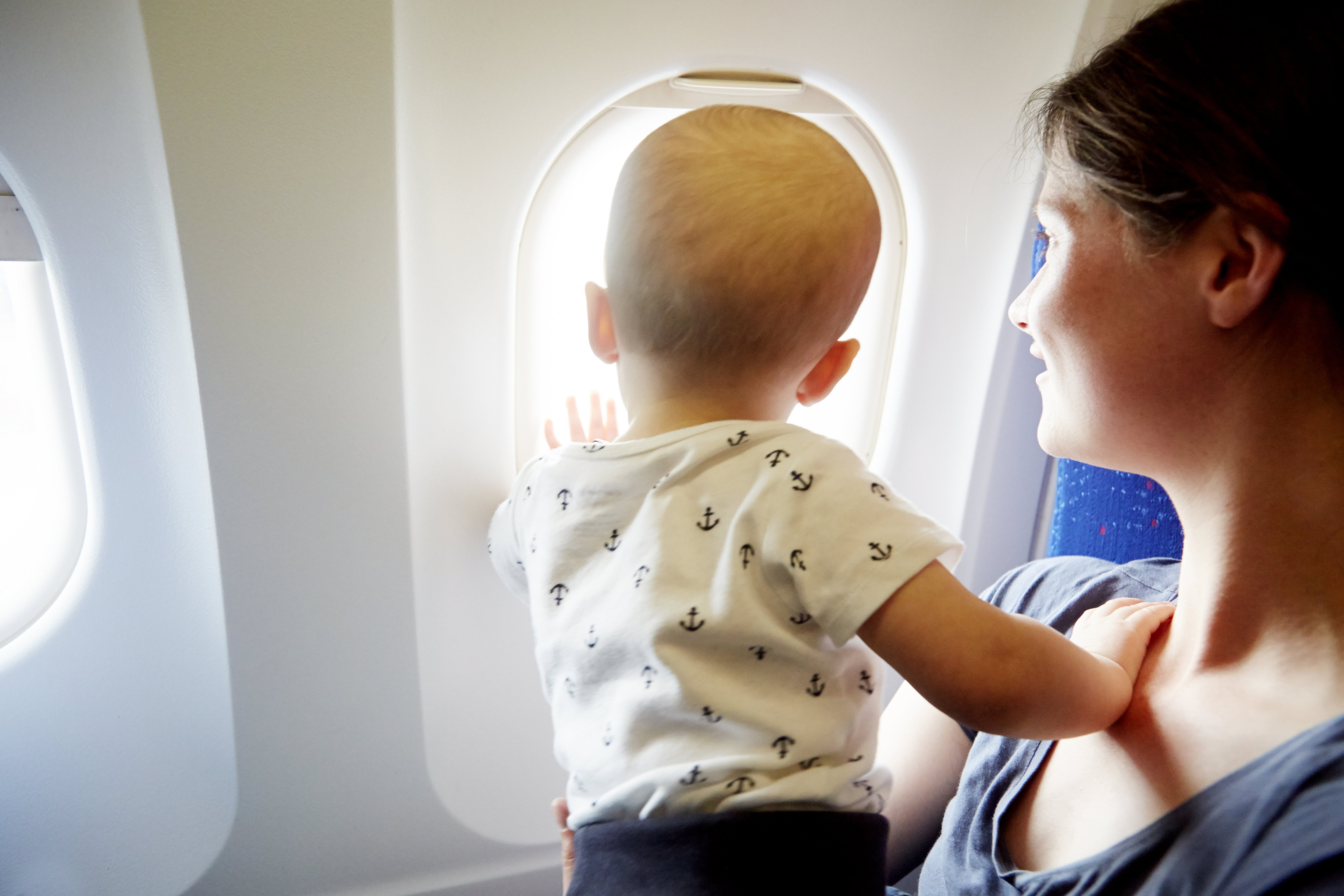 Steward uspokoił płaczące dziecko w kilka sekund. To nagranie stało się viralem