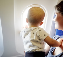 Steward uspokoił płaczące dziecko w kilka sekund. To nagranie stało się viralem