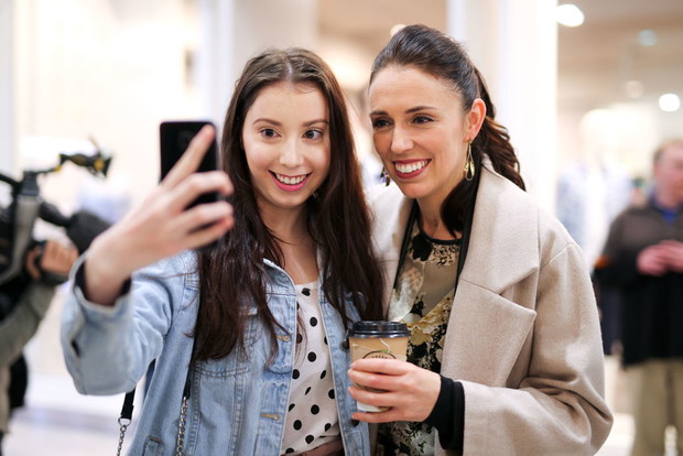 Jacinda Ardern z fanką