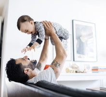 Rada miasta w Nowym Jorku wprowadziła specjalne prawo, które zobowiązuje wszelkie publiczne budynki, a wiec nie tylko centra handlowe, ale także kina, restauracje czy kawiarnie do tego, by wyposażyły swoje lokalizacje w przewijaki w męskich toaletach.