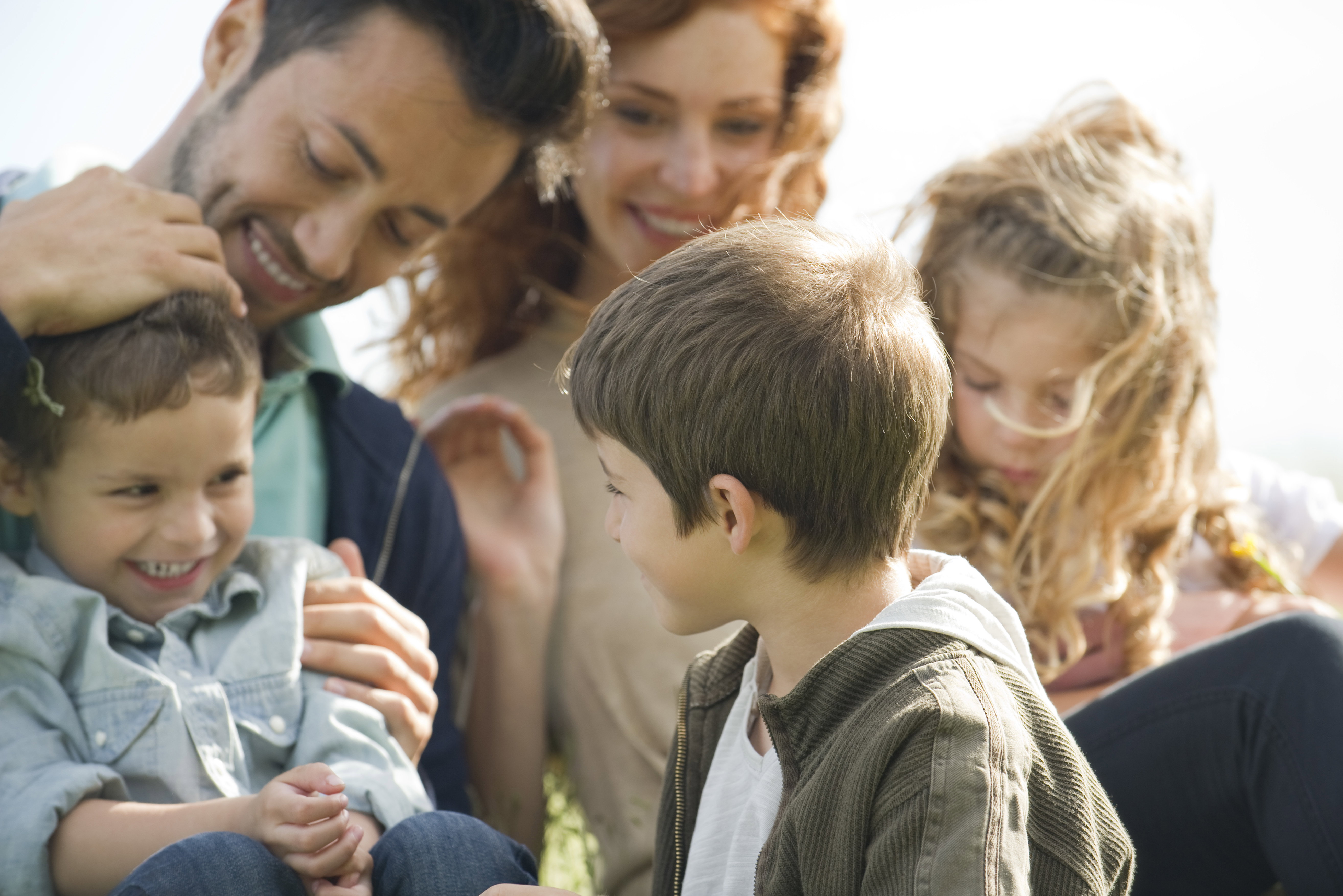 Dotychczas Karta Dużej Rodziny przysługiwała rodzicom trójki i więcej dzieci do 18. roku życia (za wyjątkiem dzieci niepełnosprawnych i uczących się – te mogły korzystać ze zniżek do ukończenia 25 rożu życia).  Z pierwszym stycznia br kryterium wieku zost