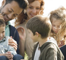 Dotychczas Karta Dużej Rodziny przysługiwała rodzicom trójki i więcej dzieci do 18. roku życia (za wyjątkiem dzieci niepełnosprawnych i uczących się – te mogły korzystać ze zniżek do ukończenia 25 rożu życia). Z pierwszym stycznia br kryterium wieku zost