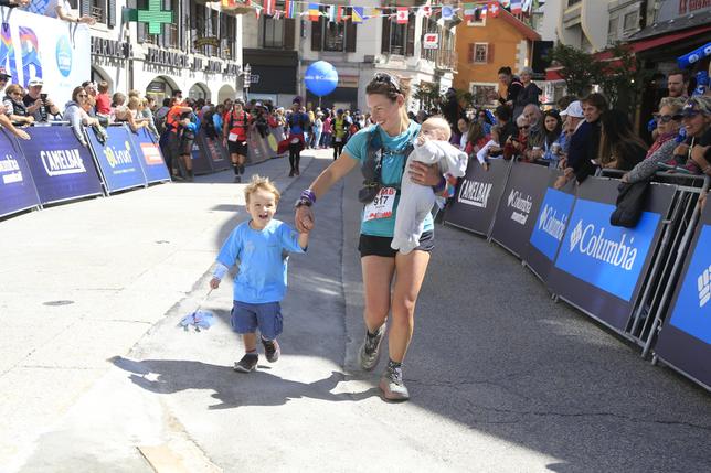 Sophie Power z dziećmi po zakończeniu biegu