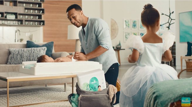 John Legend zmienia pieluchy w reklamie Pampers