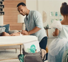 John Legend zmienia pieluchy w reklamie Pampers