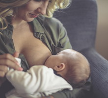 stewardessa nakarmiła piersią nie swoje dziecko