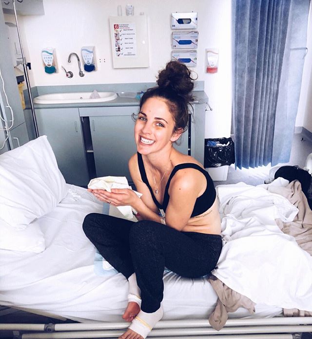 Uśmiechnięta mama z martwym dzieckiem - ta sesja wzbudza kontrowersje