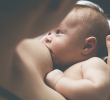 Karmiąc piersią można przekarmić niemowlę