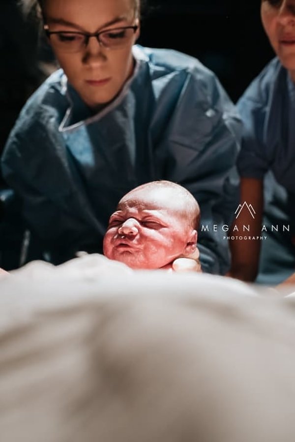 Megan Mattiuzo, która na co dzień zajmuje się fotografią ślubną, sfotografowała własny poród.