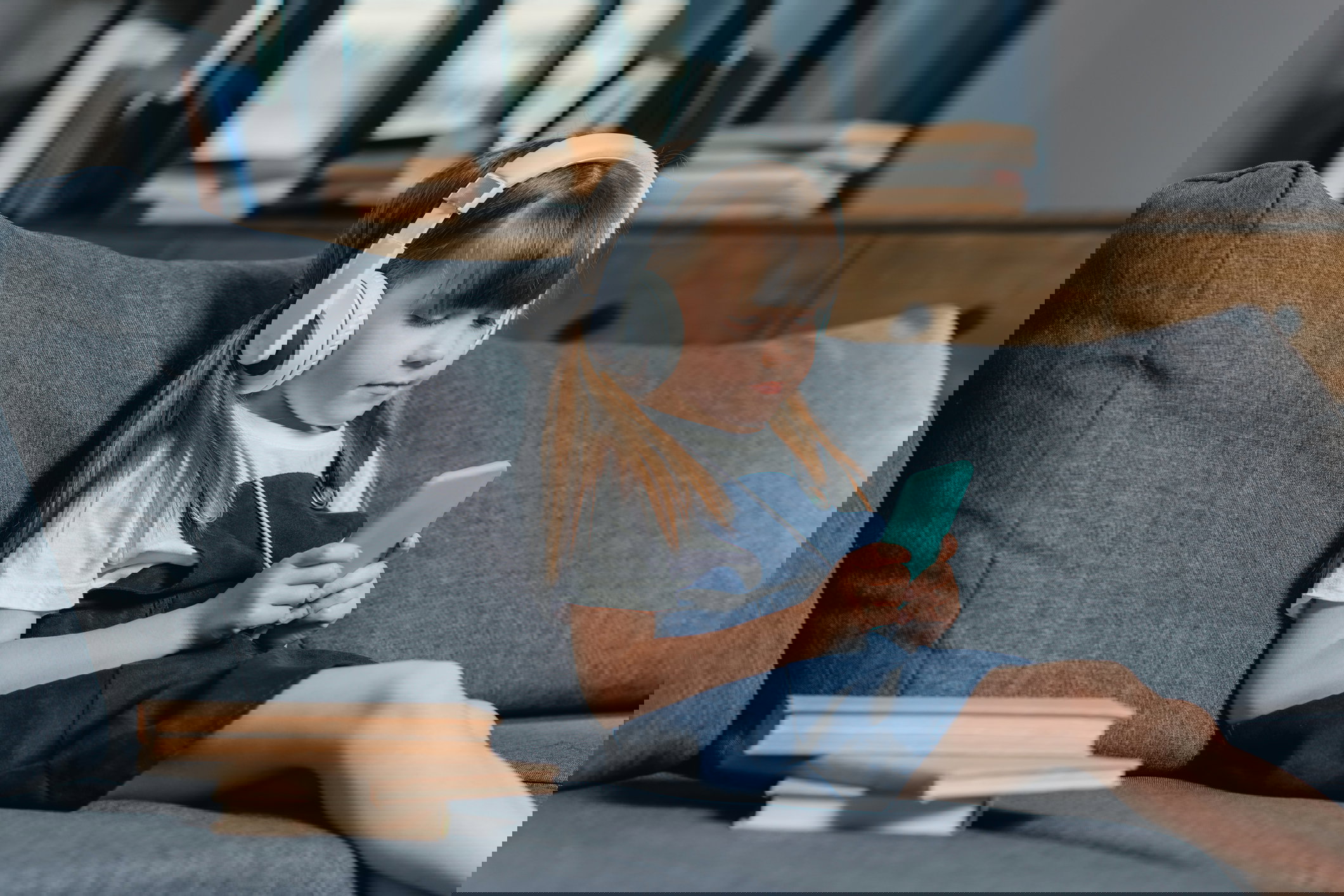 Francja zabrania używania telefonów w szkołach