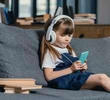 Francja zabrania używania telefonów w szkołach