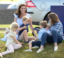 Księżna Kate z dziećmi podczas meczu polo w Beaufort Park