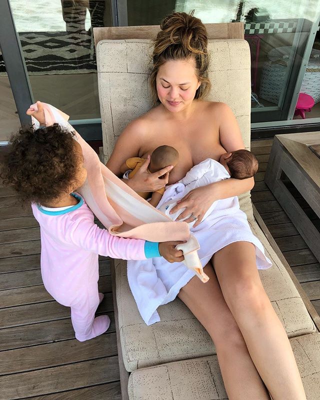 Chrissy Teigen karmi piersią dziecko i lalkę