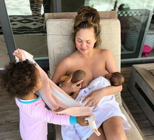 Chrissy Teigen karmi piersią dziecko i lalkę