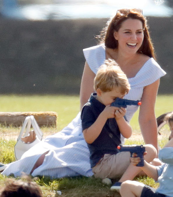 Księżna Kate i Książę George bawiący się pistoletem