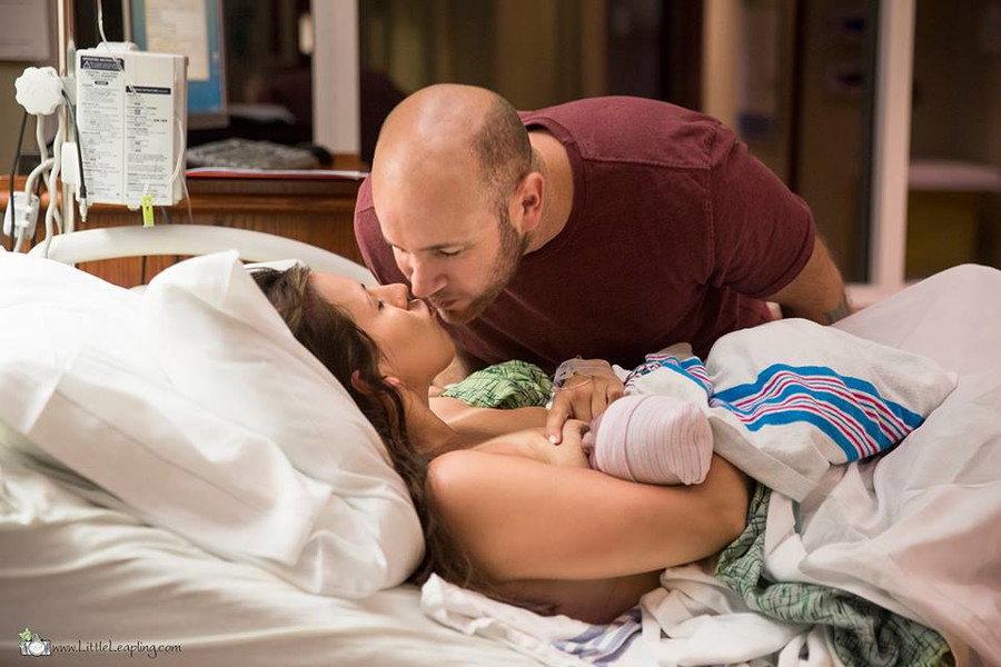 Zdjęcia z narodzin dziecka Jes Hogan