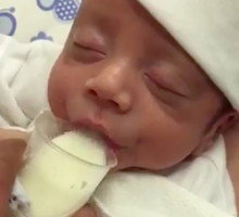 Niemowlę karmione z kubeczka