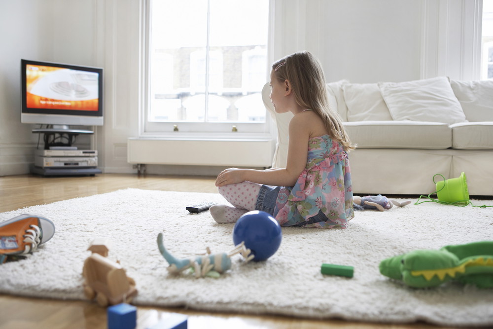 Dziecko ogląda telewizję