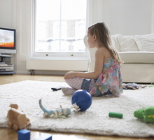 Dziecko ogląda telewizję