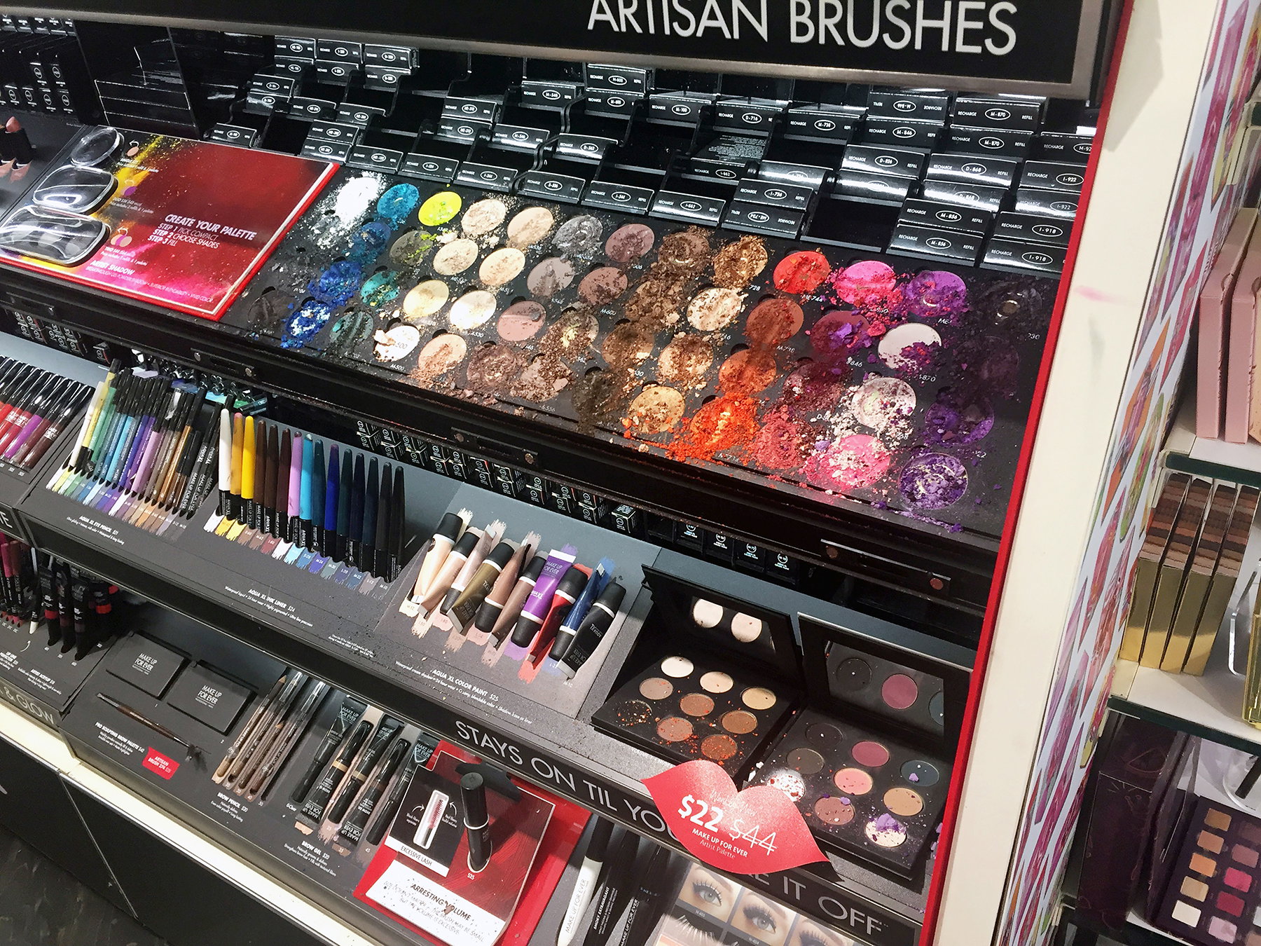 Zniszczona paleta cieni w Sephorze