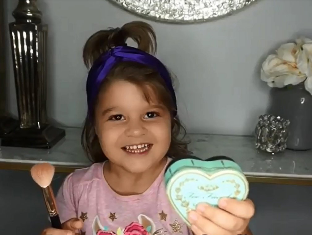 Dziewczynka robi makijaż