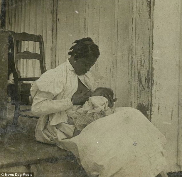 Kobiety wiktoriańskie karmią piersią swoje dzieci