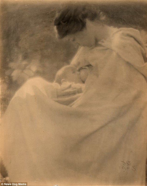 Kobiety wiktoriańskie karmią piersią swoje dzieci