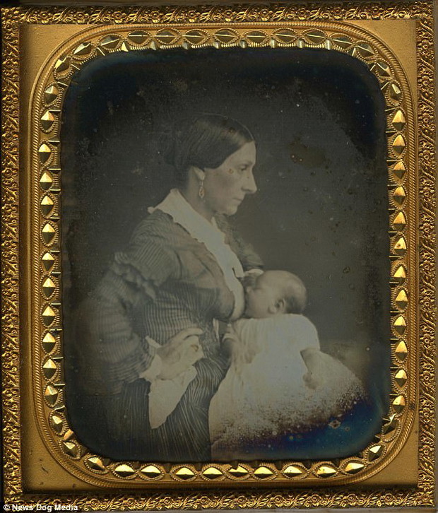 Kobiety wiktoriańskie karmią piersią swoje dzieci