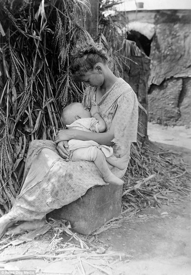 Kobiety wiktoriańskie karmią piersią swoje dzieci