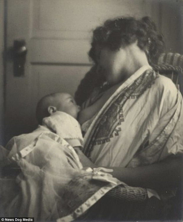 Kobiety wiktoriańskie karmią piersią swoje dzieci