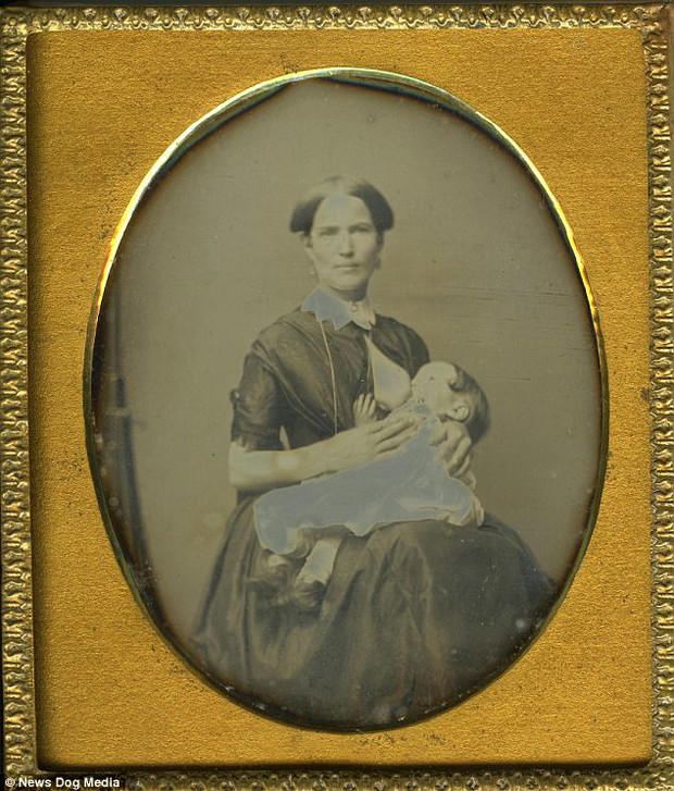 Kobiety wiktoriańskie karmią piersią swoje dzieci