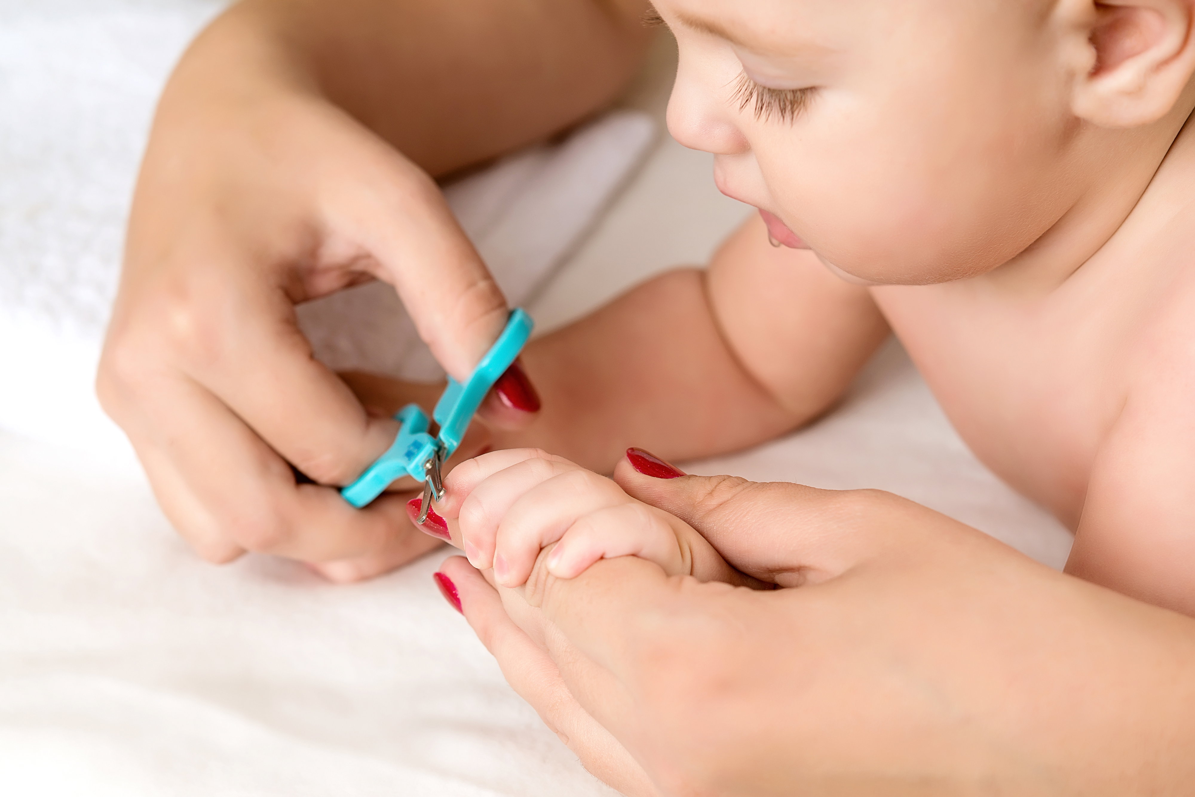 Mama obcina dziecku paznokcie