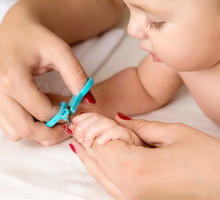 Mama obcina dziecku paznokcie