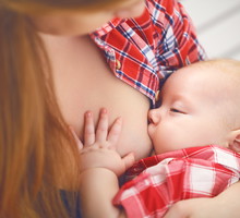 Kobieta karmi piersią