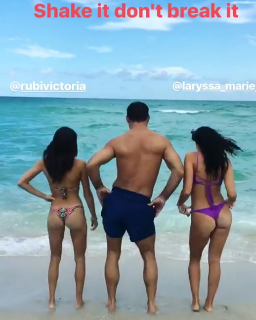 Romain Zago z modelkami na plaży