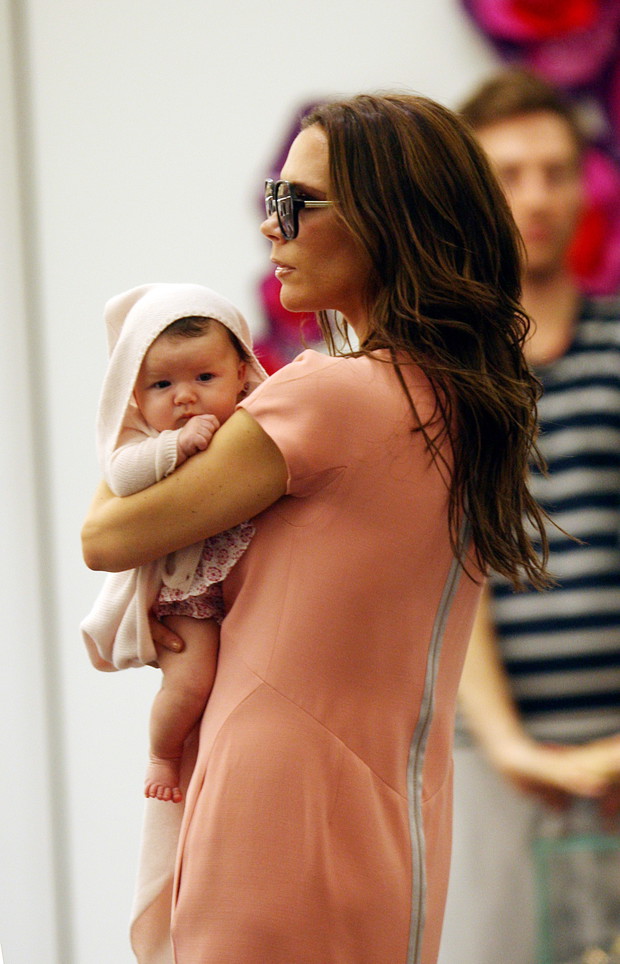 All-ONS_01193154-Victoria_Beckham_z_dzieckiem
