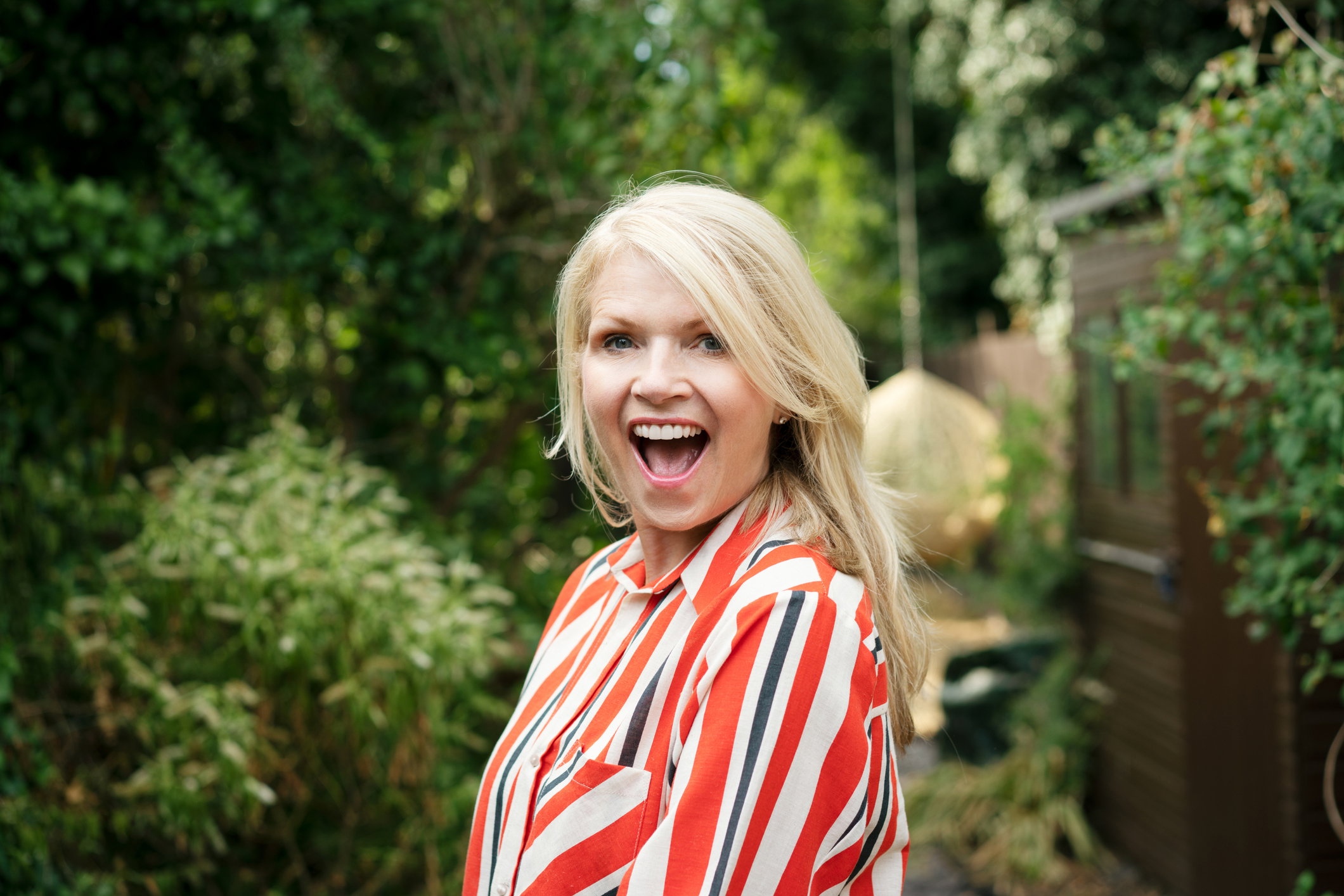 uśmiechnięta teściowa