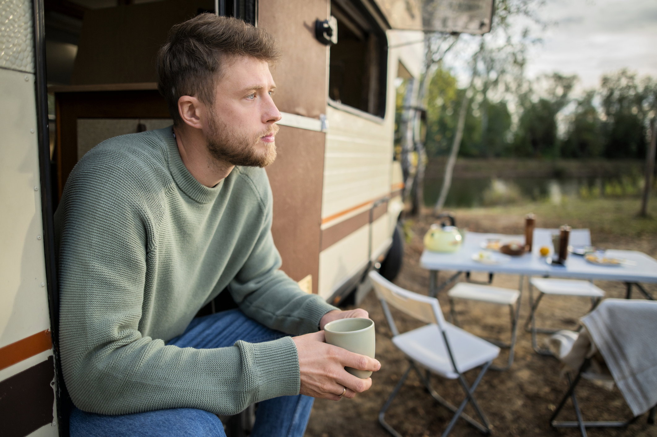 zamyślony mężczyzna