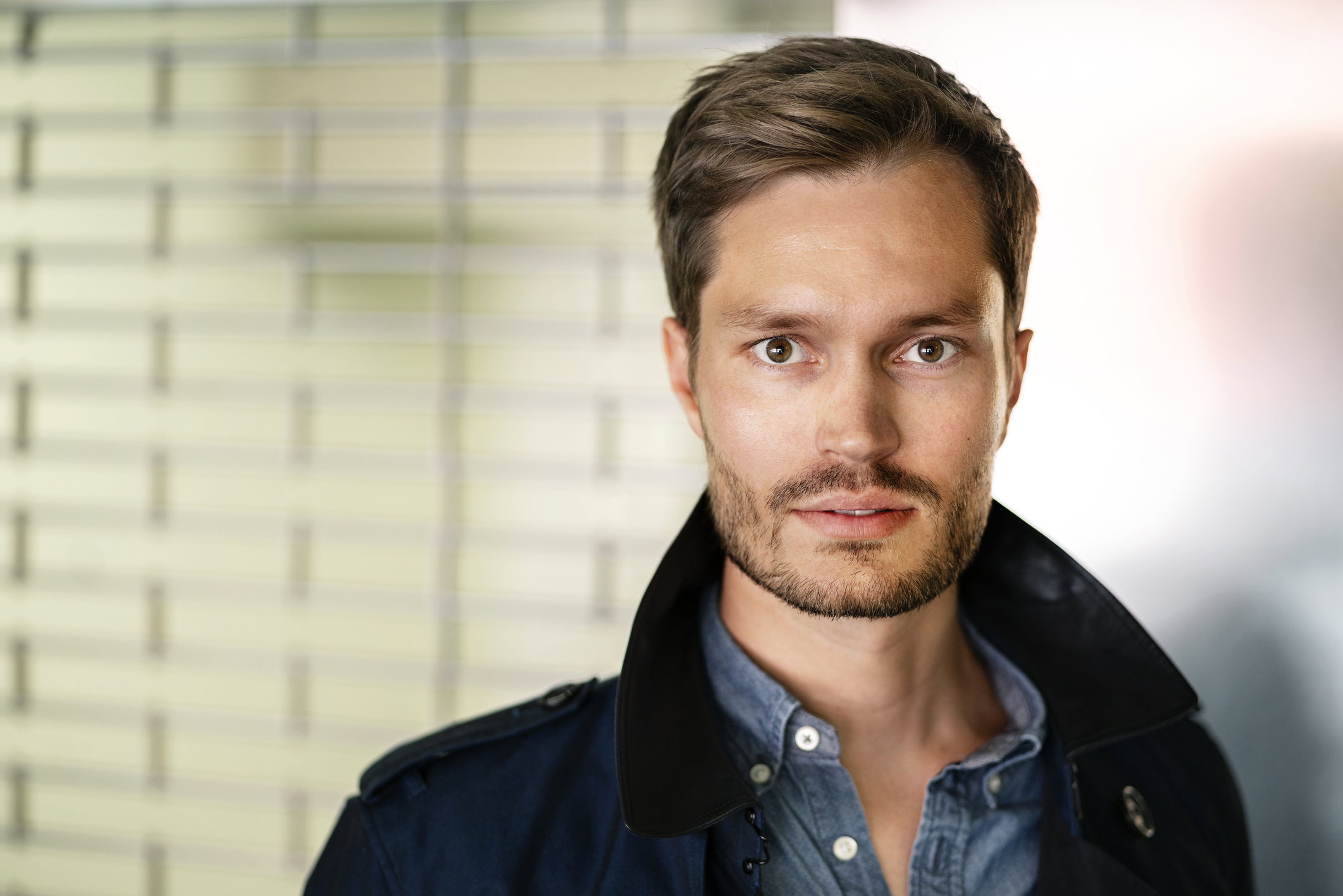 poważny mężczyzna